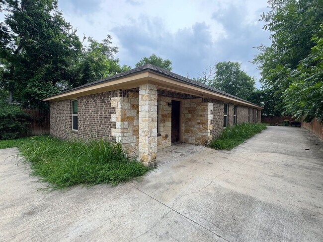 Foto del edificio - Lacy Lakeview Duplex