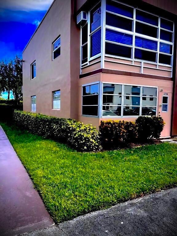 Building Photo - 625 Burgundy N