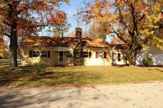 Foto del edificio - PRELEASING for AUGUST! Close to Campus: Fenced Yard, Garage, and In-Unit Washer and Dryer