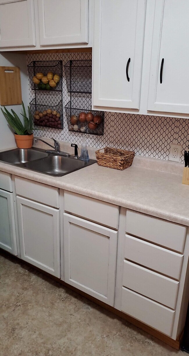 Kitchen - 422 W Walnut St