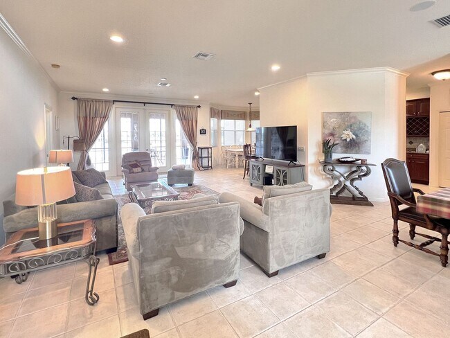 Foto del edificio - Lakefront 3-Bedroom, 2-Bathroom Home in La...
