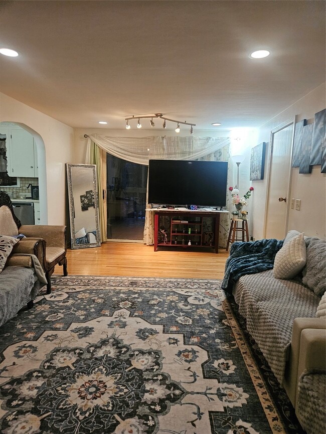 Building Photo - 12 Brookside Ave W