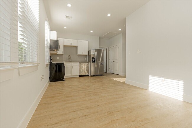 Foto del edificio - 6006 Jerrycrest Dr