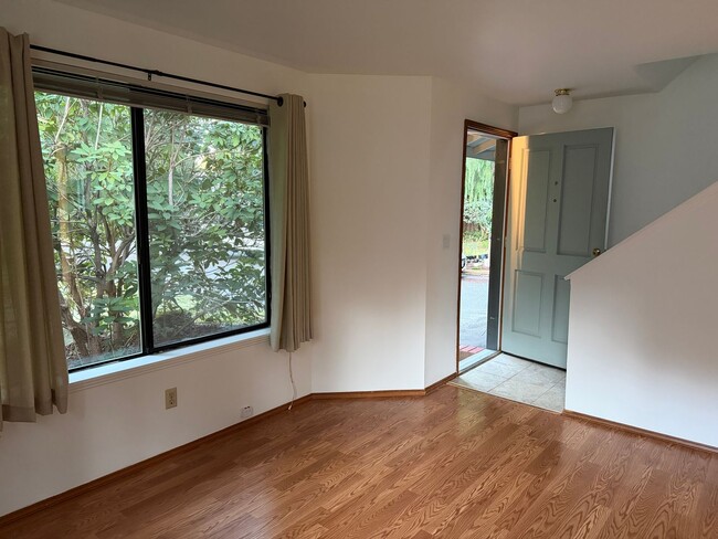 Building Photo - Commuter Dream and Only Five Minutes From The Clinton Ferry!