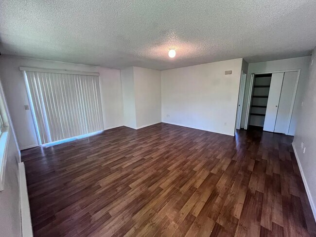 Foto del edificio - 4323 N Commercial Ave