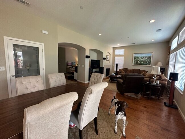 Building Photo - Springlake Home