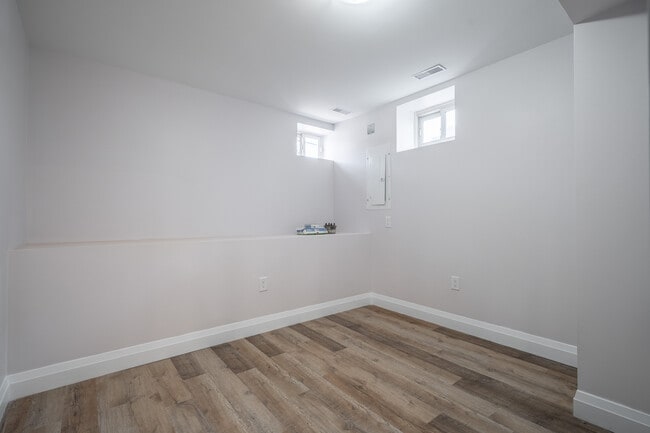 Building Photo - Spacious 2 Bedroom