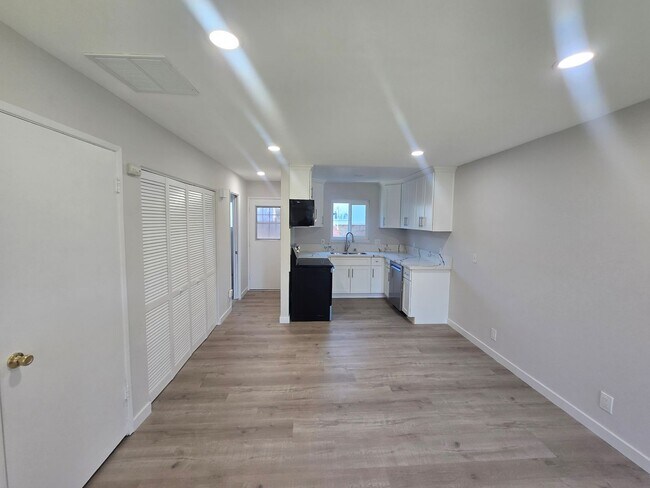 Foto del edificio - Village Town Homes: Remodeled 2 Bedroom 1....