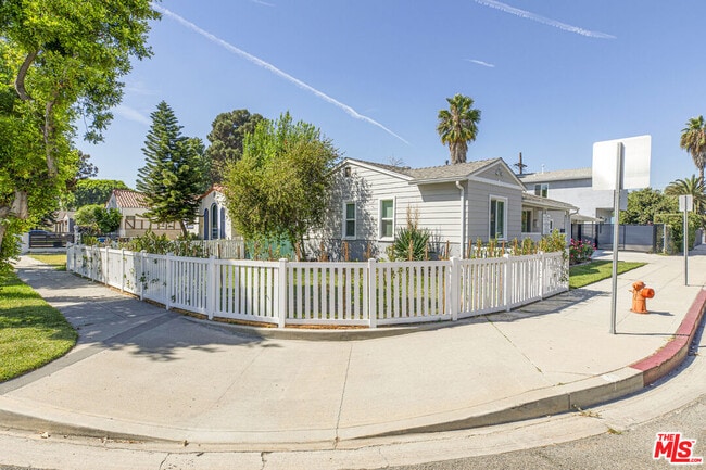 Building Photo - 715 S Lake St