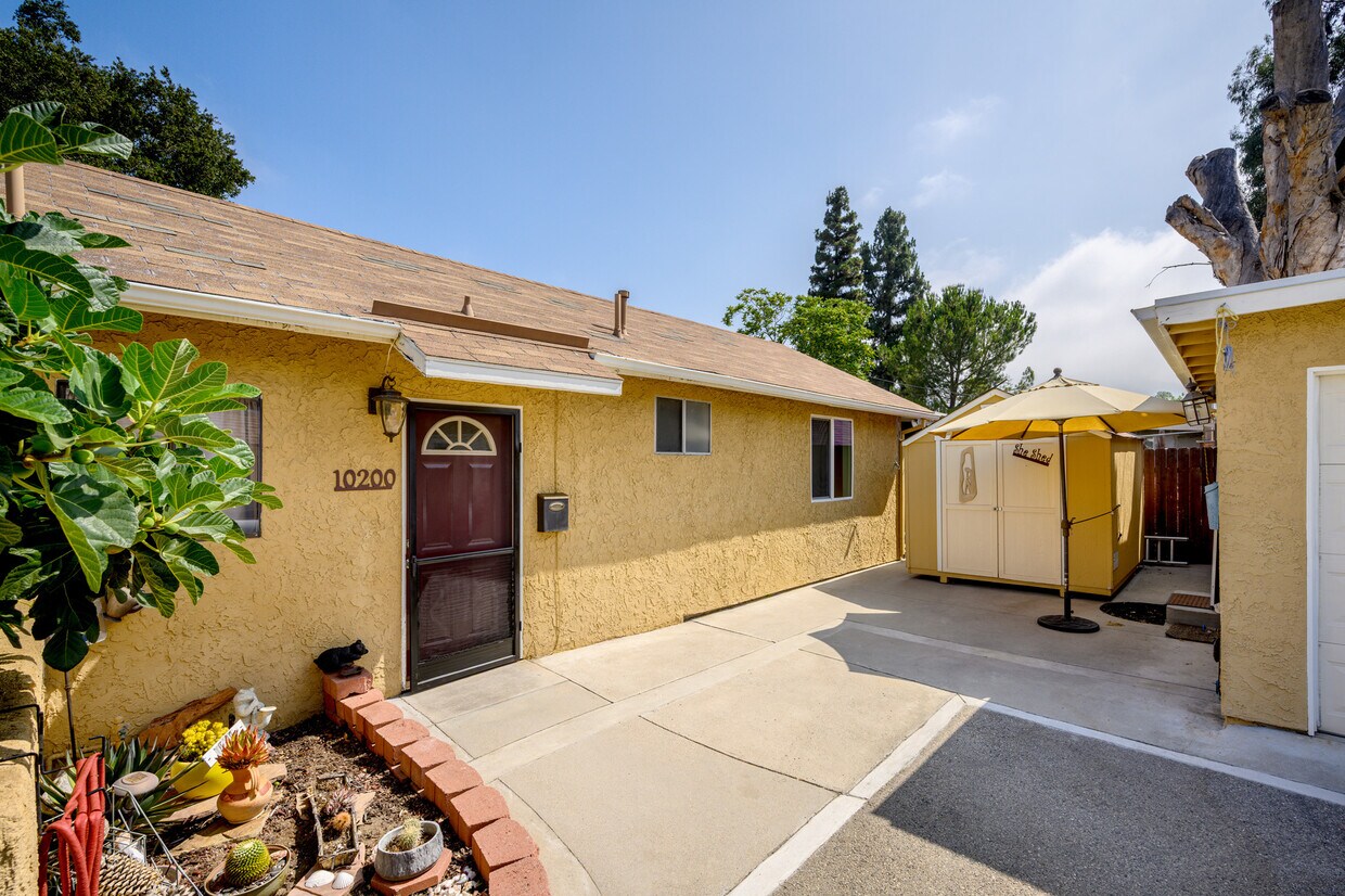 Foto principal - 10202 Mount Gleason Ave