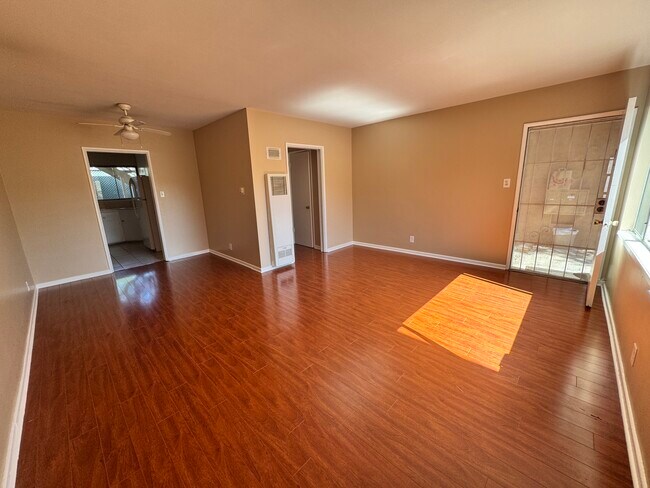 Sala de estar - 7123 Flight Ave
