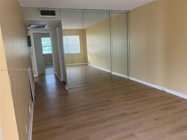 Building Photo - 3003 Hythe A