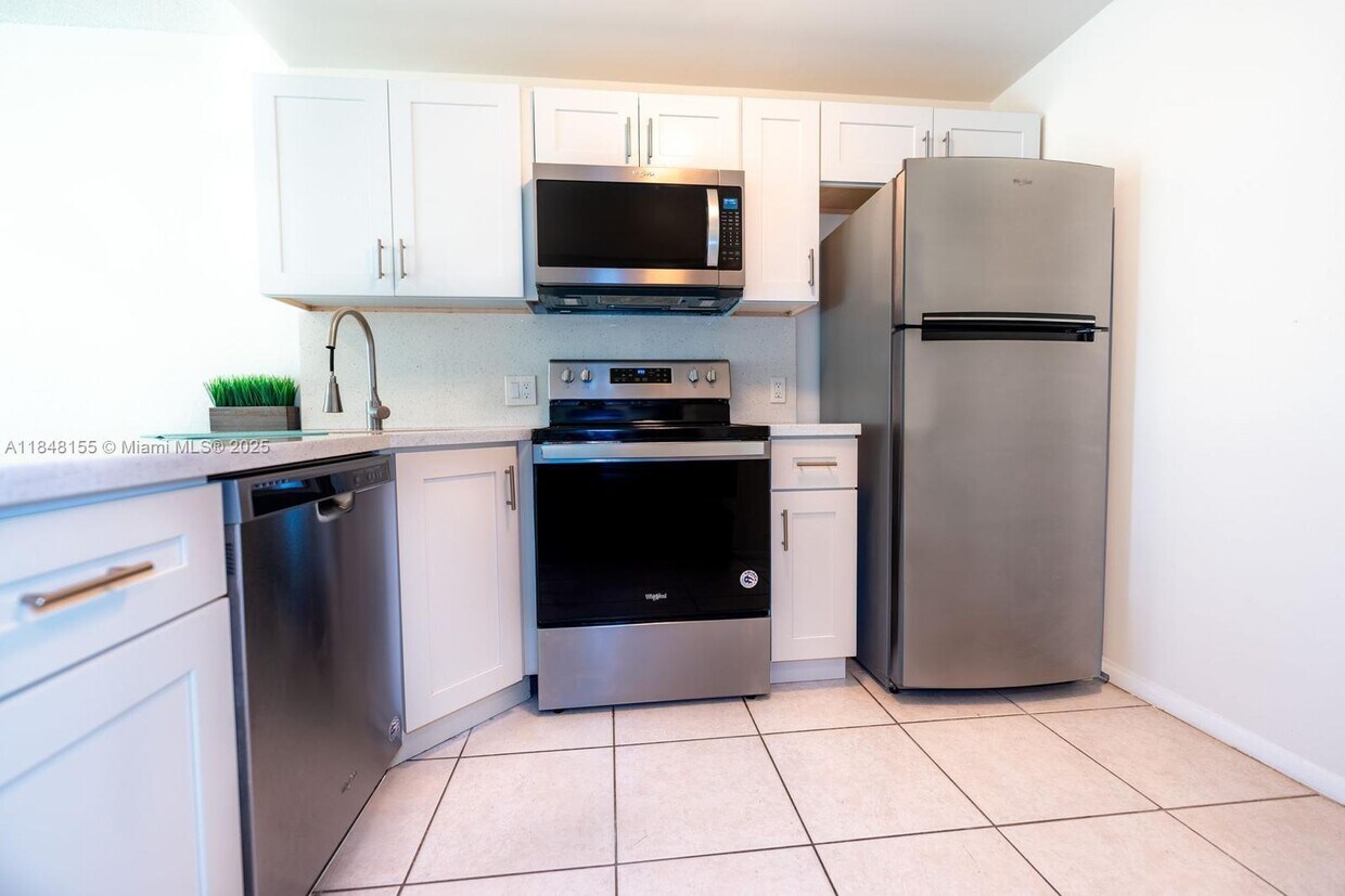 Primary Photo - 2345 NE 135th St