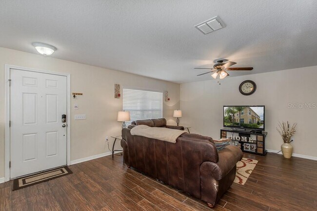 Foto del edificio - 9767 Trumpet Vine Loop