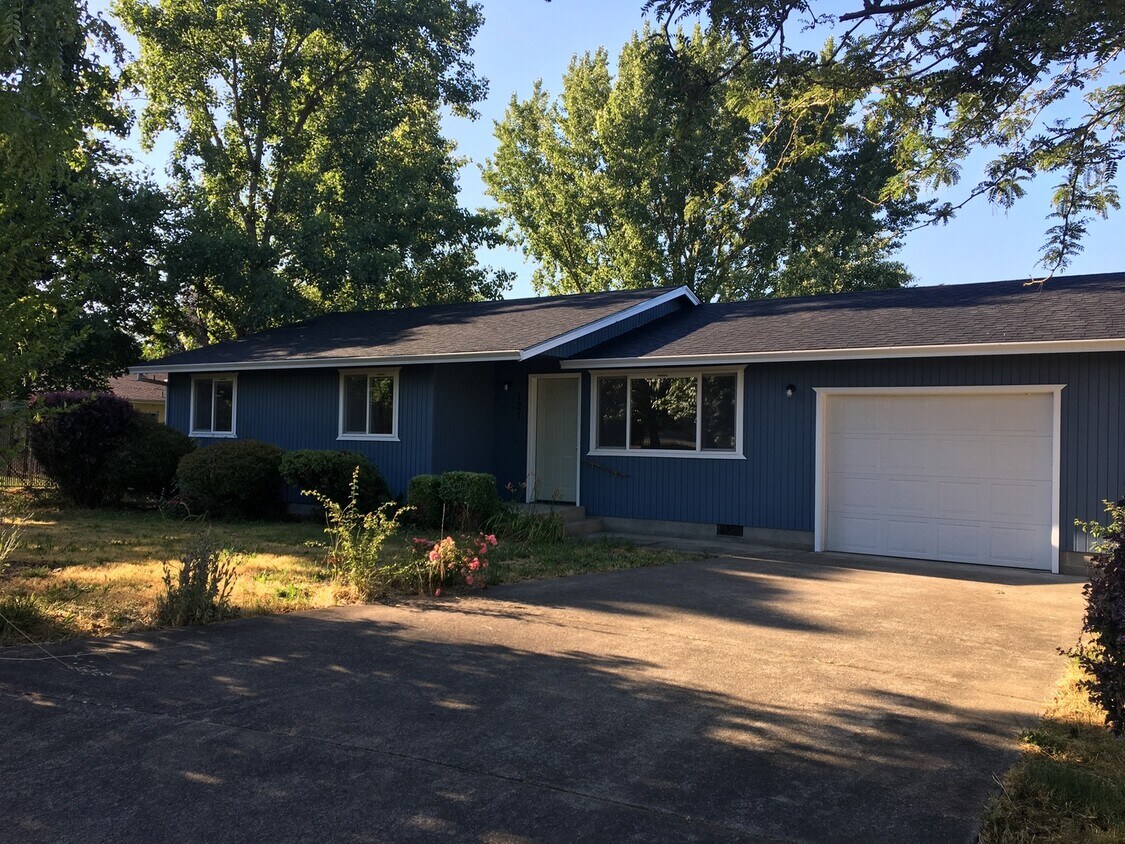 Primary Photo - 3 Bedroom House in Green!