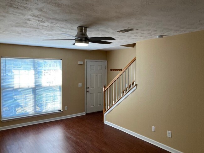 Foto del edificio - MOVE IN SPECIAL $300 off one month's rent ...