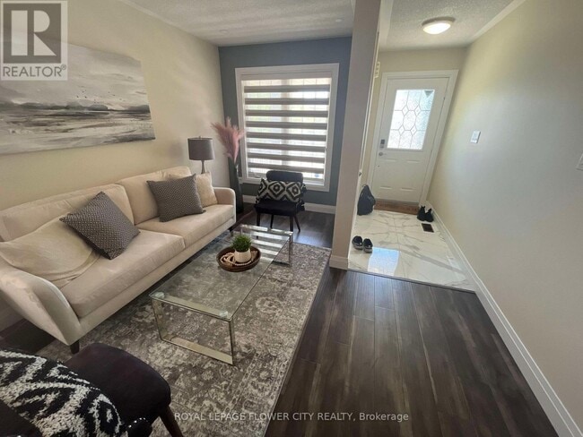 Photo du bâtiment - 20 Four Seasons Cir