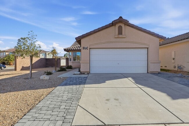 Foto del edificio - Beautiful Single-Story Home on an Oversized Corner Lot in Silverado Ranch — No HOA!