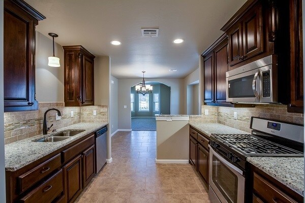Foto del edificio - Now Leasing: New Gated Community for Activ...