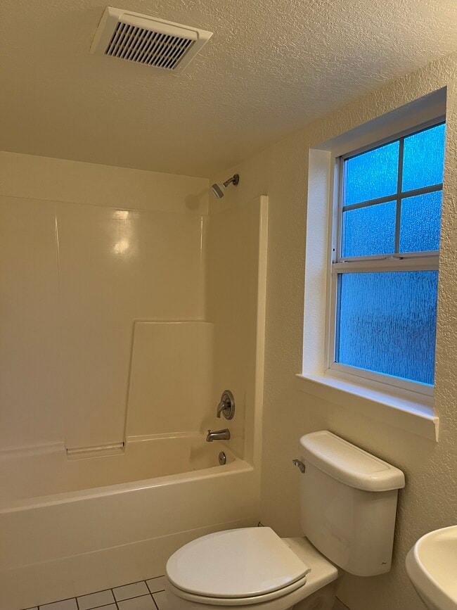 Shower/tub - 337 NW 11th St