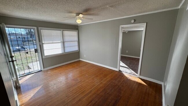 Building Photo - 939 Avon Rd