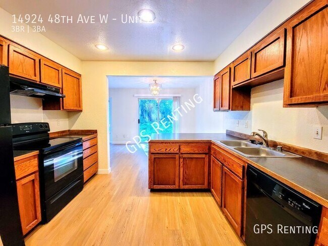 Building Photo - Lynnwood Picnic Point Area 3bd 2.5ba Duple...