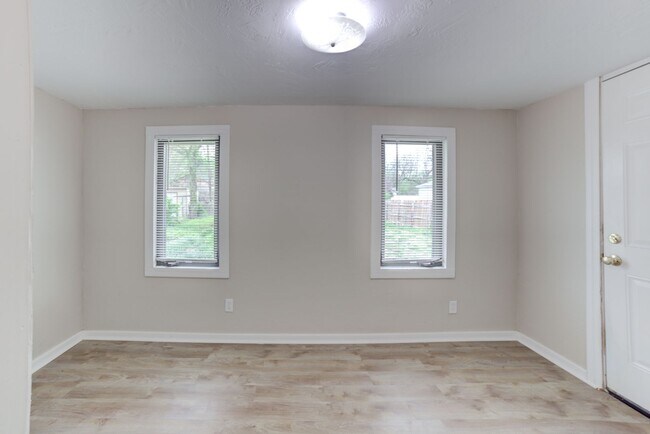 Foto del edificio - N Denver Ave  Duplex