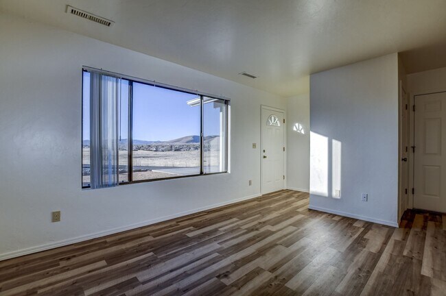 Foto del edificio - 7100 Roundup Dr