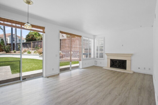 Building Photo - Gorgeous Costa Mesa Home in Gated Community!