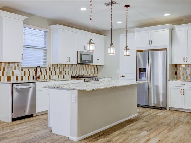 Foto del edificio - 4 Bedroom 3 Bathroom with Community pool and parks!