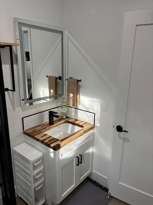 Foto del edificio - Charming Backyard Studio – All Utilities Included - Even WiFI