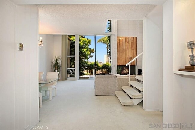 Building Photo - 2630 Torrey Pines Rd
