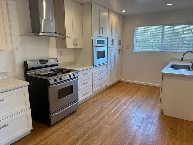 Building Photo - EPIC REA - Spacious 3BR/2BA House - Renova...
