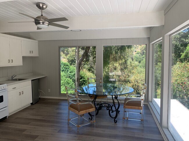 Kitchenette & dining area - 11036 Anzio Rd