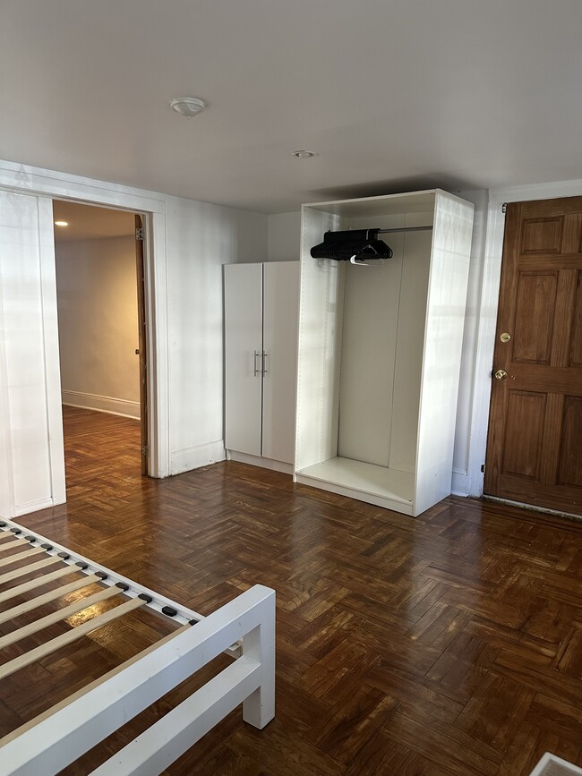 Building Photo - 587 Lorimer St