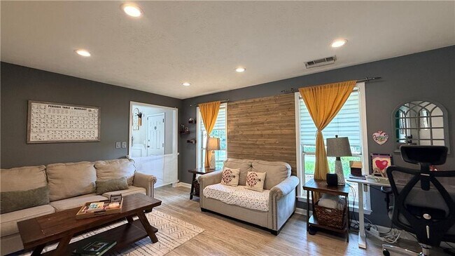 Foto del edificio - 100 Taylors Spring Ct