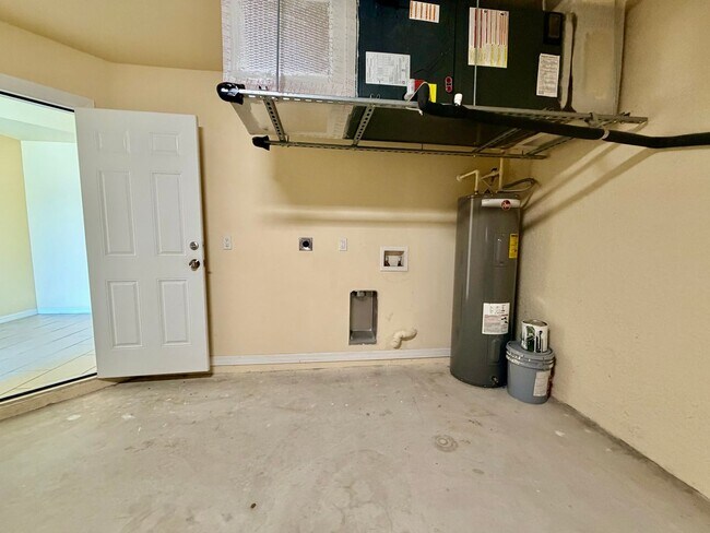 Foto del edificio - Like-New 3BR-2 Bath Duplex w/ Garage, Prime Cape Coral Location + Flexible Lease Options+Pet Frie...