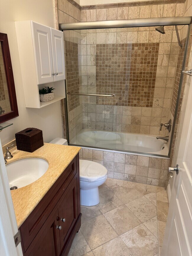Baño de la planta superior - 1154 S Barrington Ave