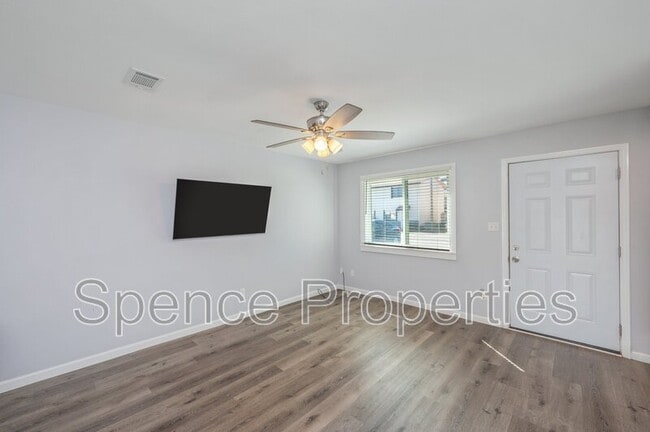 Building Photo - 710 Legion Dr