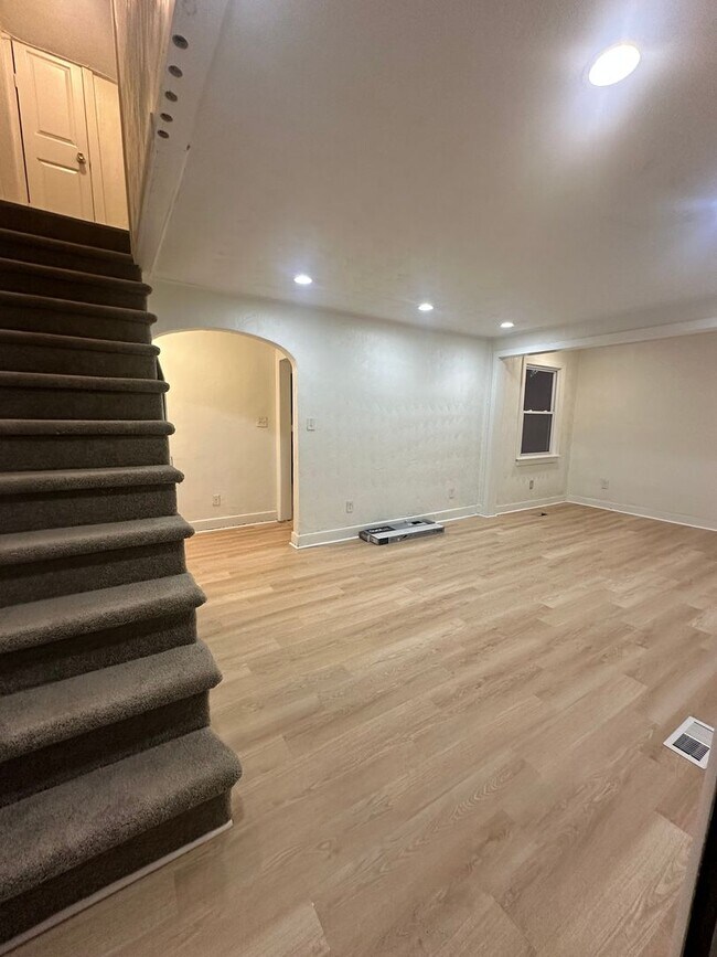 Building Photo - Fully renovated Cape Cod house!