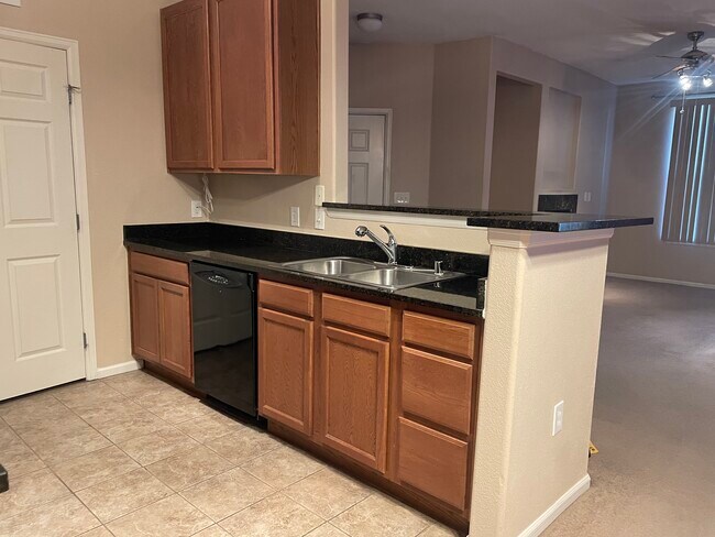 Cocina con encimeras de granito - 1465 Blue Sky Cir