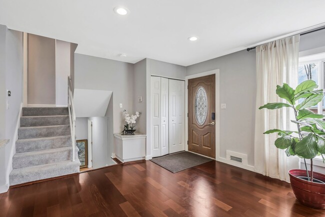 Building Photo - Renovated Split Level 4 BR 2.5 BA Home in ...