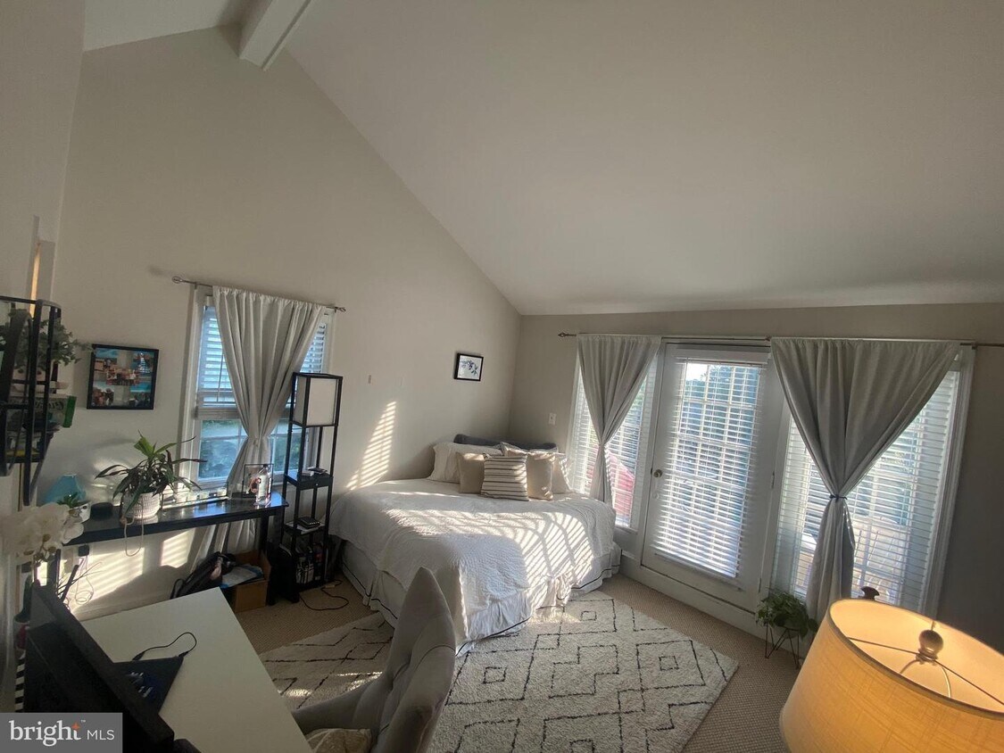 Foto principal - 750 N Vermont St