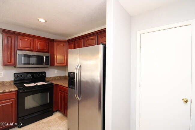 Building Photo - 10918 W Meadowbrook Ave