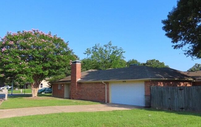 Building Photo - South Tyler! Spacious 3 Bedroom, 2 Bath Du...