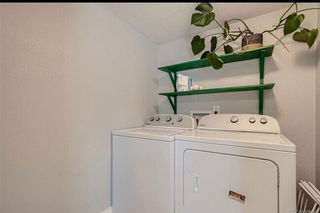 Foto del edificio - Welcome to the heart of Edgewater!