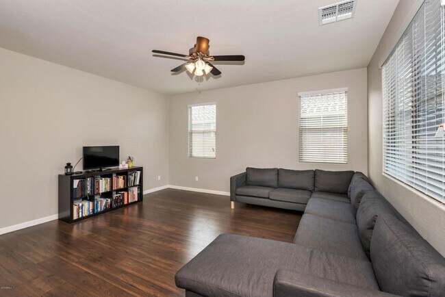 Foto del edificio - Spacious 5 Bedroom Home in Beautiful Chand...