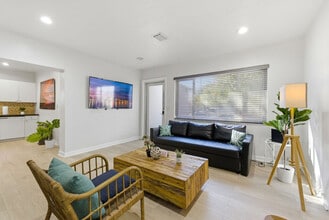 Building Photo - 6715 NE Miami Pl