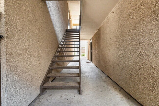 Building Photo - Experience comfortable city living in this...