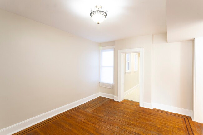 Foto del edificio - 300 E 32nd St